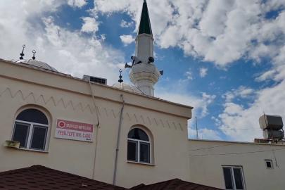 Yıldırımın isabet ettiği camide elektronik eşyalar kullanılamaz hale geldi