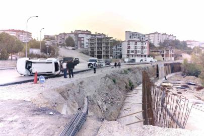 Yol çalışmasını fark edemeyince aracı 4 metrelik şarampole devrildi