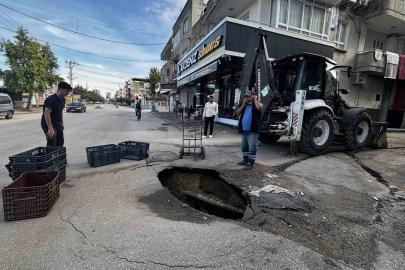 Yol çöktü, çevre esnafı çukuru kasalarla kapattı