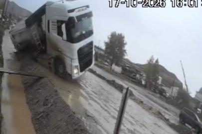Yol vermek isterken kanala devrildi: Taş yüklü tırın kazası kamerada