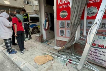 Yolcu minibüsü ile çarpışan ticari taksi terzi dükkanına girdi
