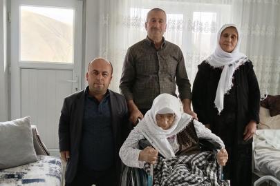 Yüksekova’da yüzleri güldüren yardım: Hatun Teyze tekerlekli sandalyesine kavuştu