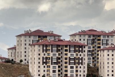 Yüksekova’ya mevsimin ilk karı düştü