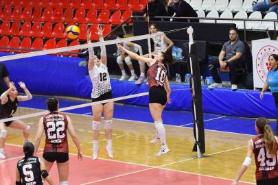 Yunusemre’nin Sultanları Altay’ı 36-34’lük setle geçti