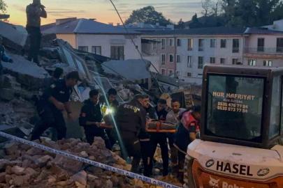 Zonguldak’ta 3 katlı bina çöktü: 1 kişi kurtarıldı, enkaz altındaki kişiyi kurtarma çalışmaları sürüyor