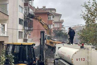 Zonguldak’ta çatlaklar nedeniyle boşaltılan 5 katlı binanın yıkımı başladı