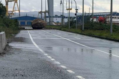 Zonguldak’ta dağdan kopan dev kaya yolu kapattı: Facianın eşiğinden dönüldü