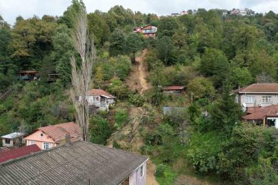 Zonguldak’ta heyelan nedeniyle evin yolu kapandı, elektrik hattı koptu