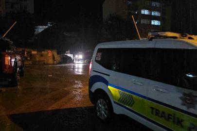 Zonguldak’ta heyelan park halindeki araçlara zarar verdi