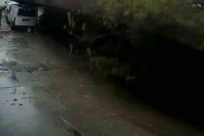 Zonguldak’ta istinat duvarının çöktüğü anlar kamerada: Köpekler telef oldu, 2 araç enkaz altında kaldı