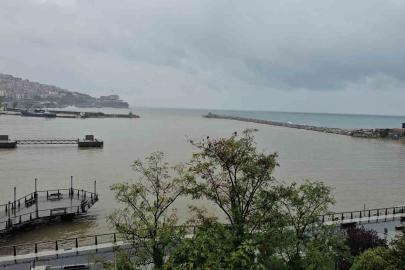 Zonguldak’ta sağanak yağış limanın rengini değiştirdi